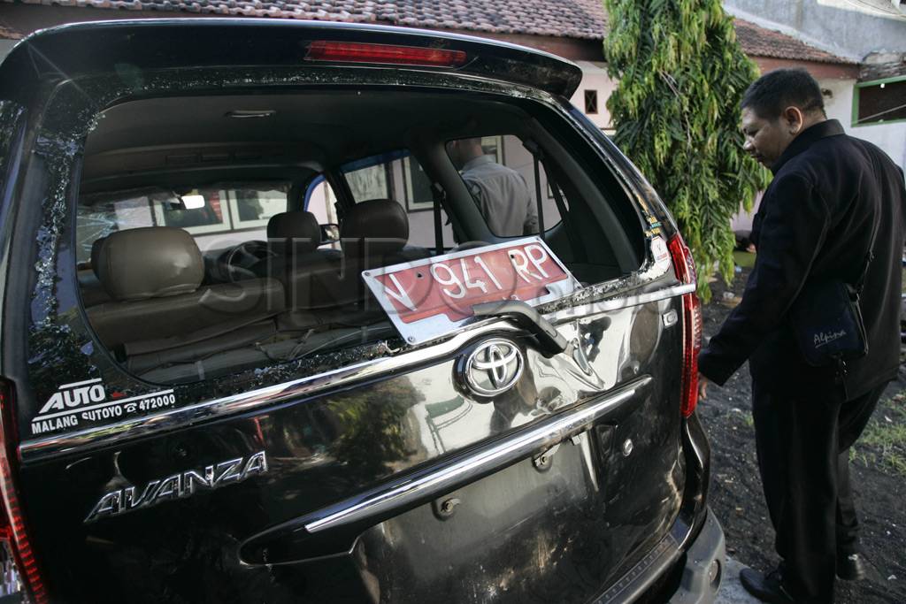 Polisi bersenjata lengkap...