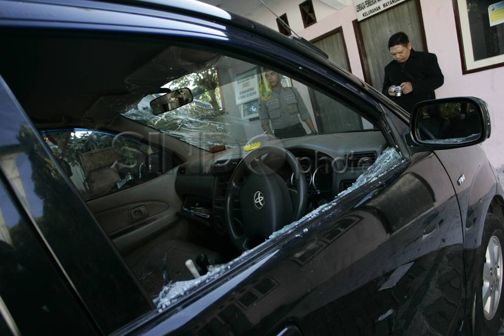 Polisi bersenjata lengkap...