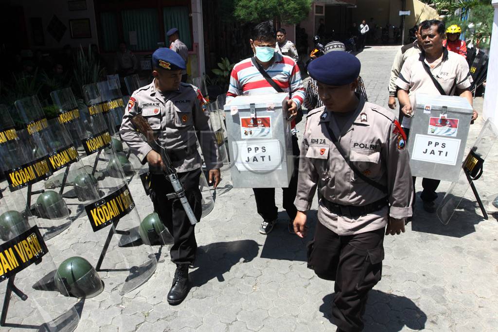 Polisi bersenjata lengkap...