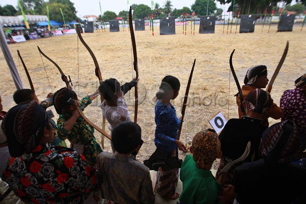 Jemparingan di Alun-alun...