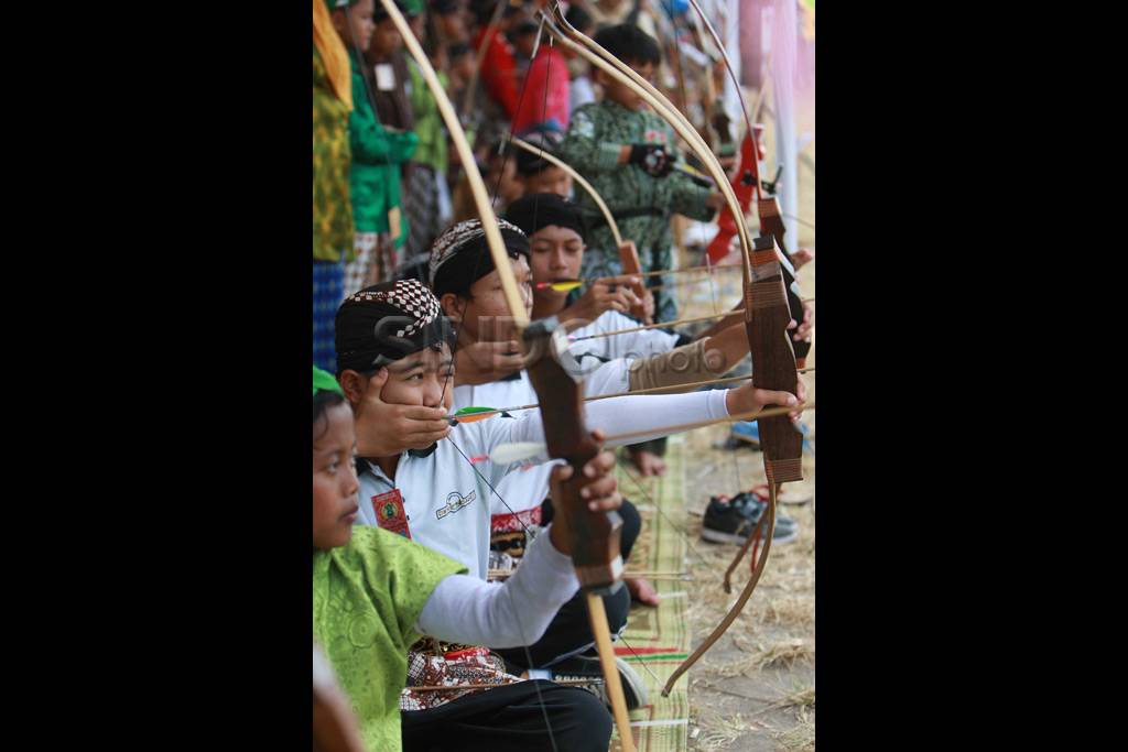 Jemparingan di Alun-alun...