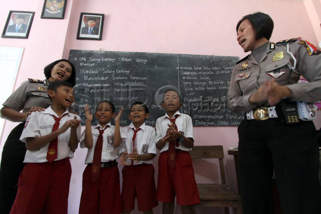 Kunjungi SD, Polwan...