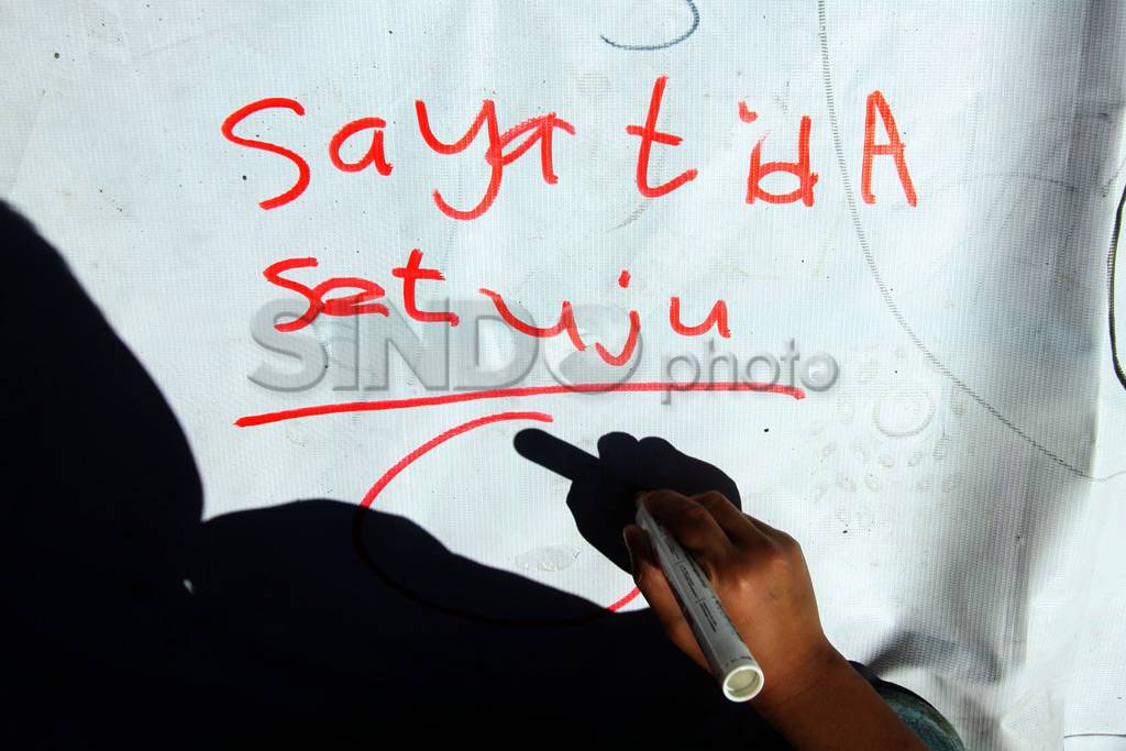 Tiga guru dipecat, siswa...