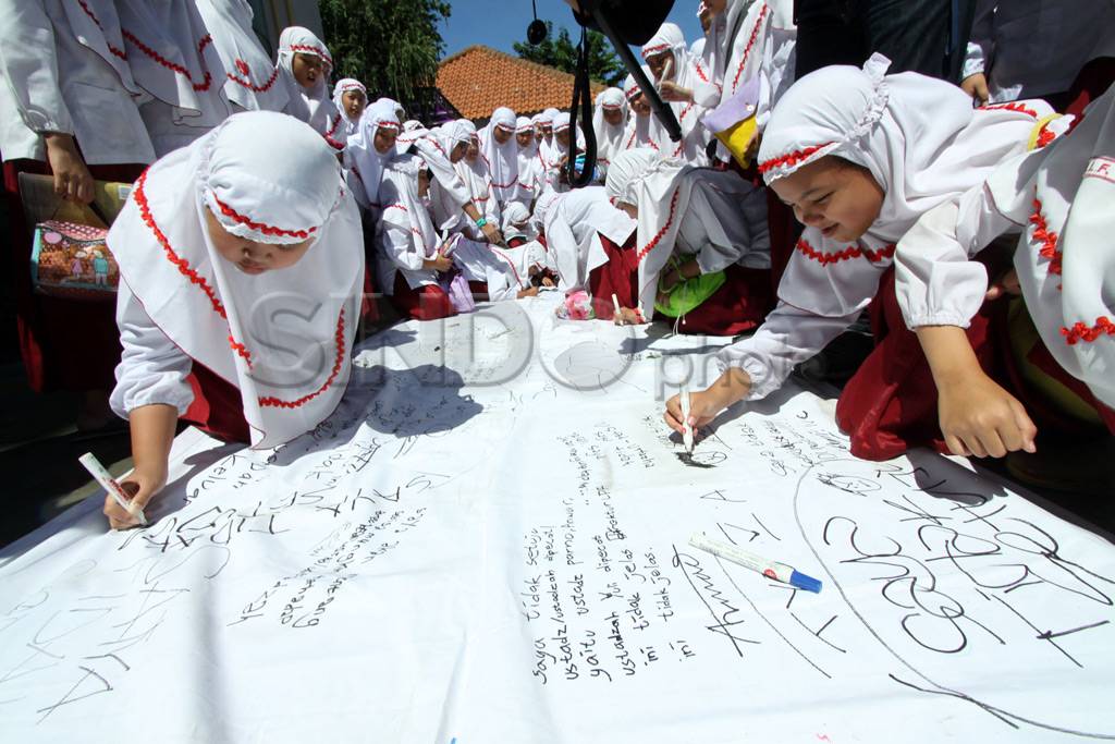 Tiga guru dipecat, siswa...