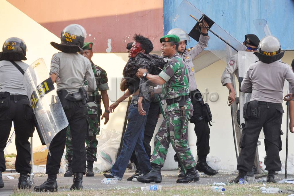 Kerusuhan suporter Stadion...