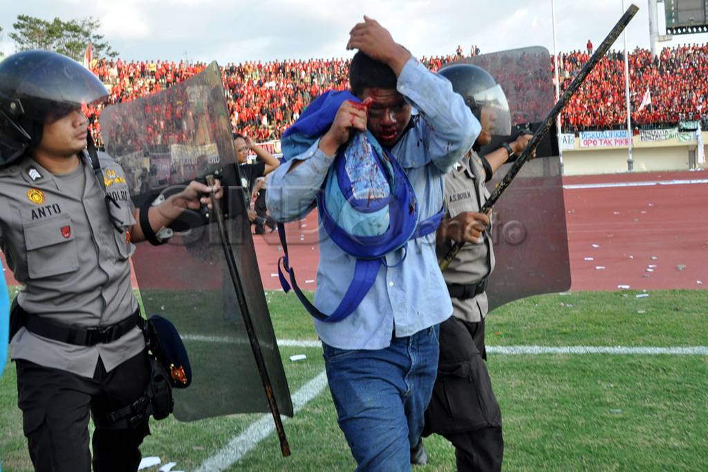 Kerusuhan suporter Stadion...