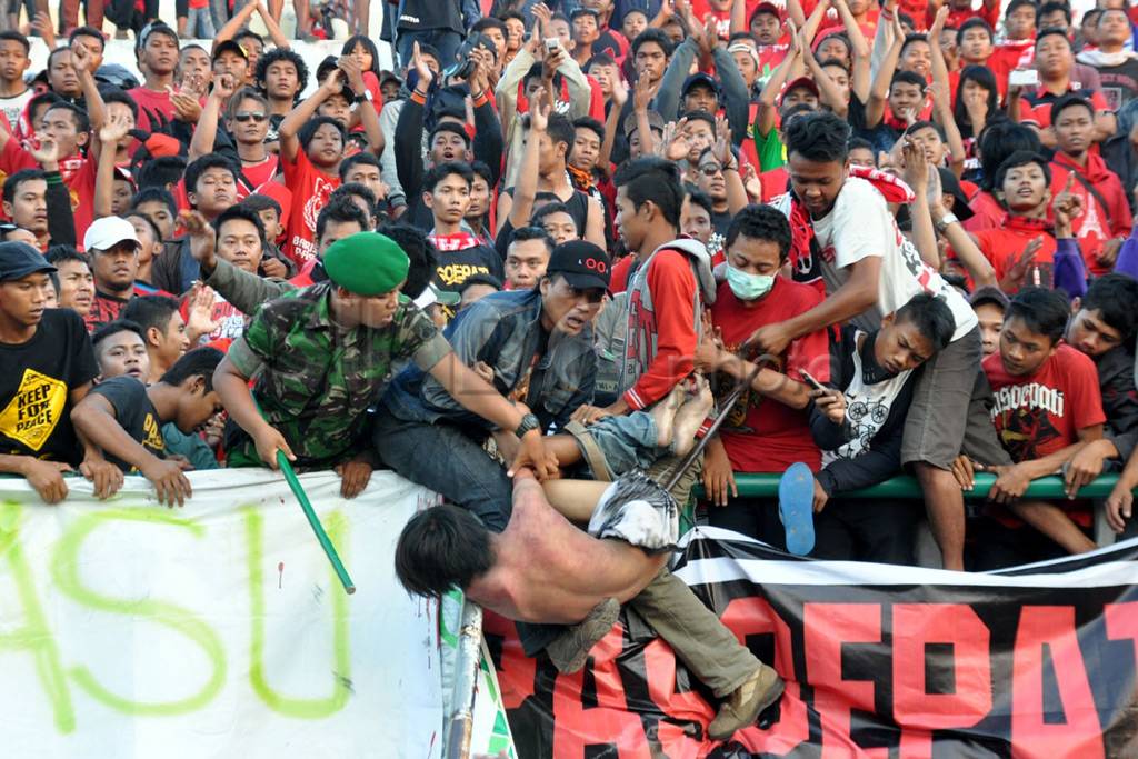 Kerusuhan suporter Stadion...