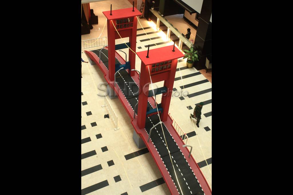 Miniatur jembatan Ampera...