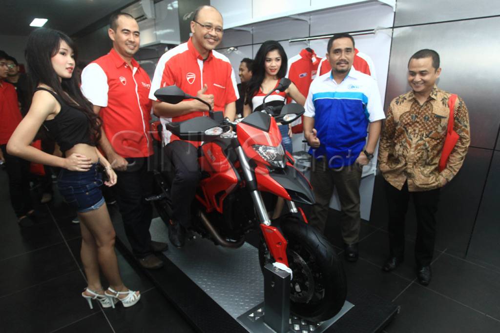 Model cantik pose di...