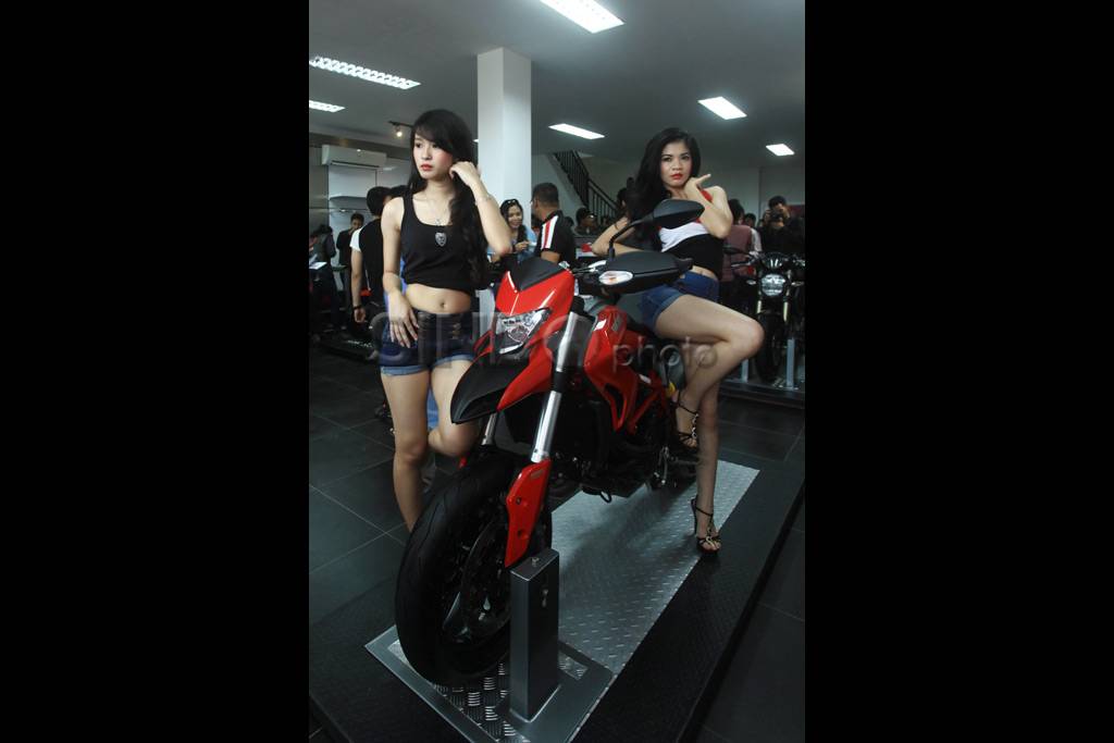 Model cantik pose di...