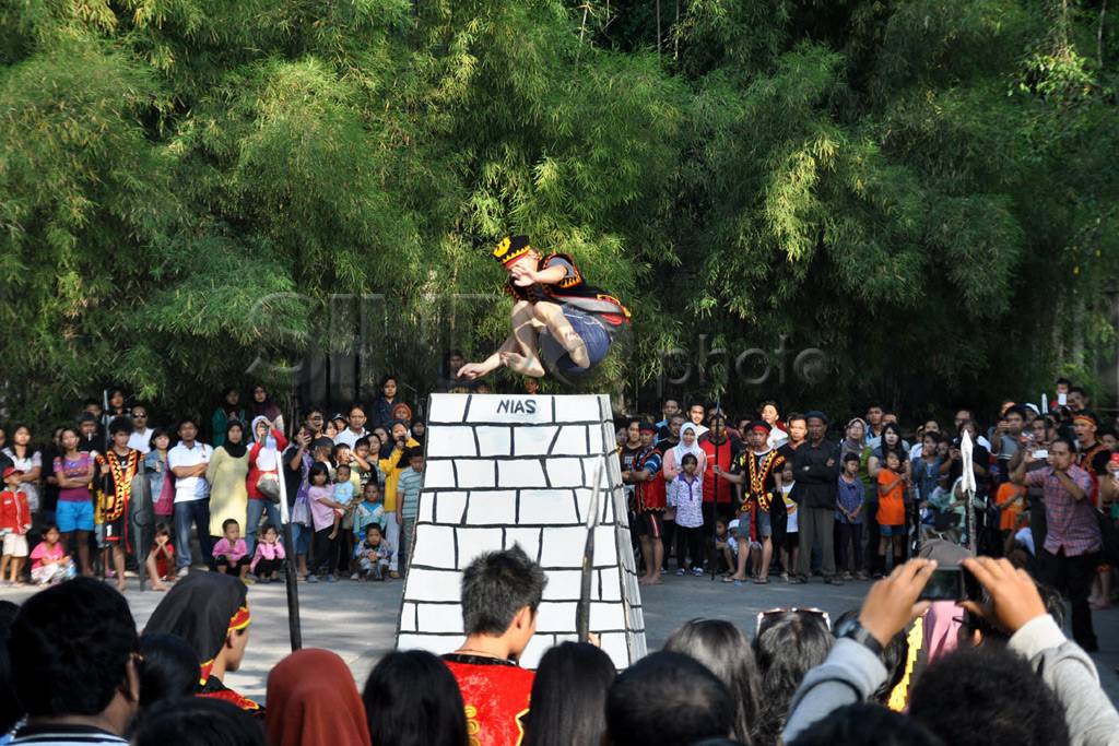 Lompat batu Nias hibur...