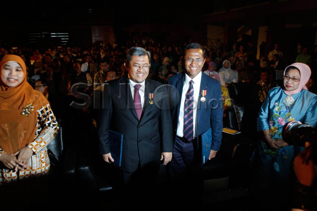 Dahlan dan Aher terima...
