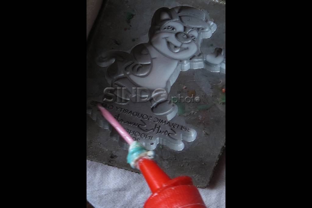 Pembuatan souvenir maskot...