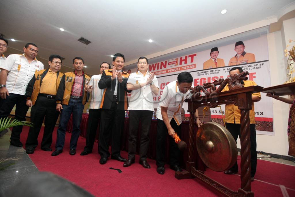 HT dan Wiranto berikan...