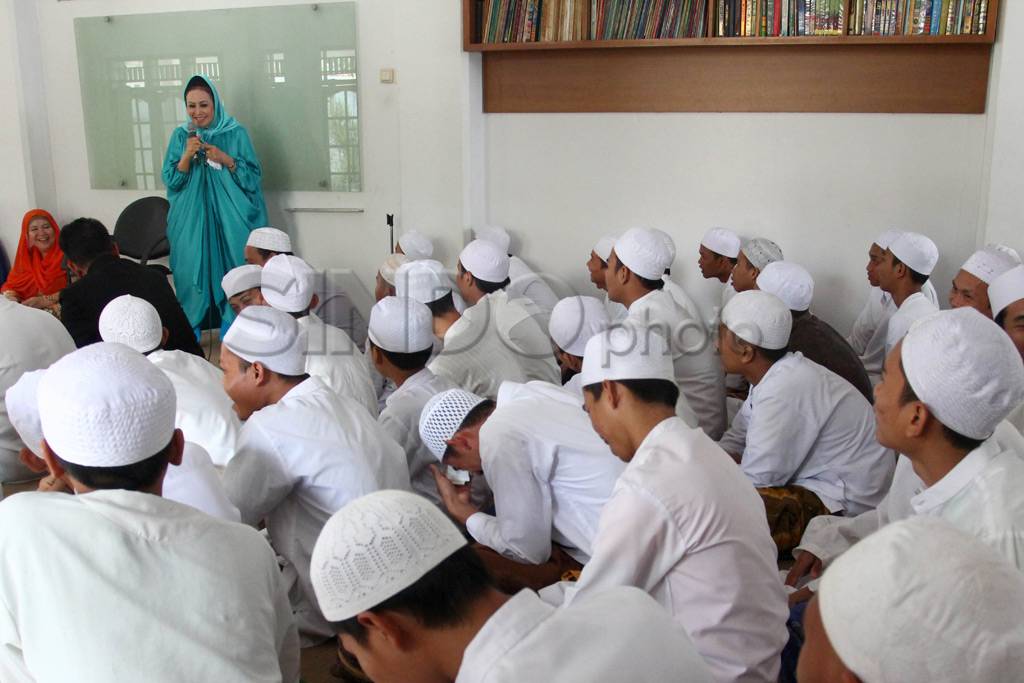 Wakil ketua MPR serahkan...