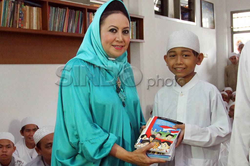 Wakil ketua MPR serahkan...