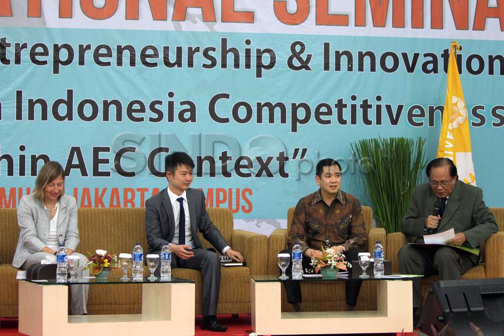 Hary Tanoe menjadi pembicara...