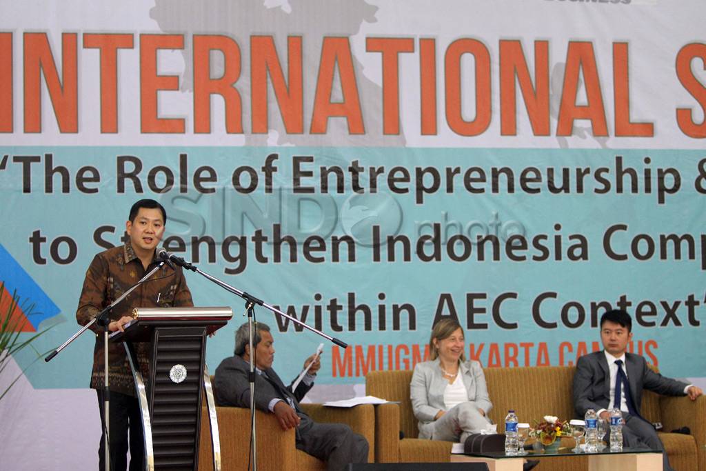 Hary Tanoe menjadi pembicara...