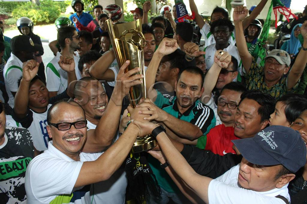 Juara Divisi Utama,...