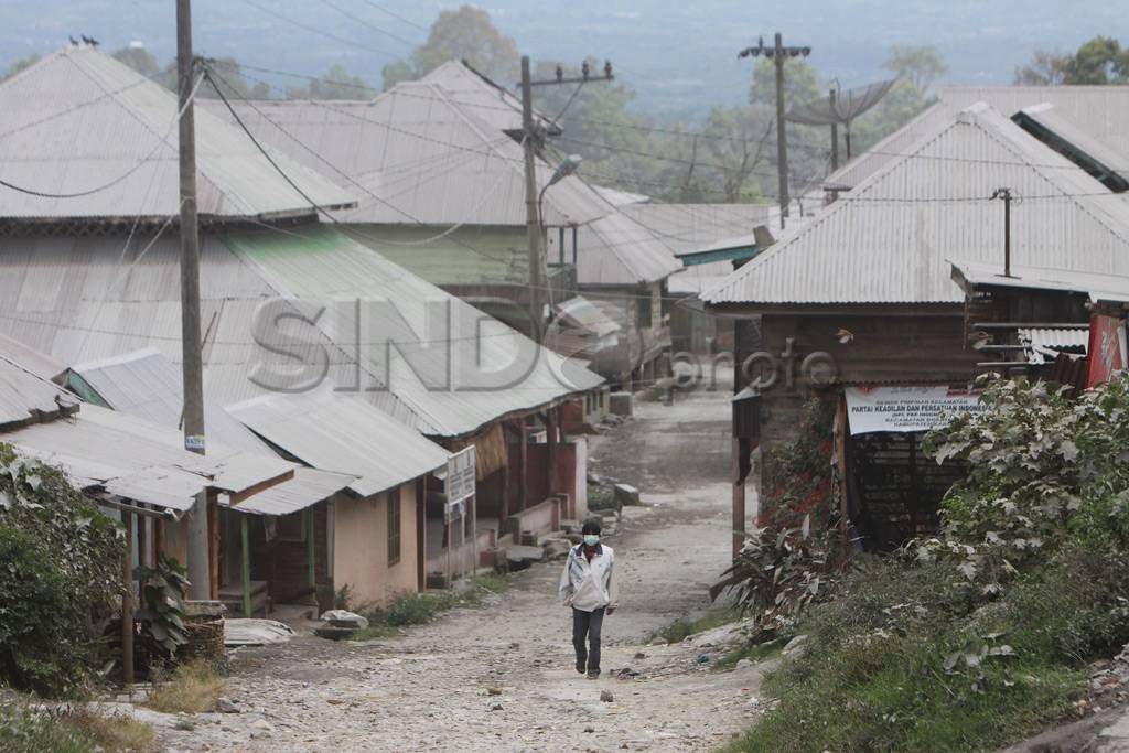 Gunung Sinabung meletus,...