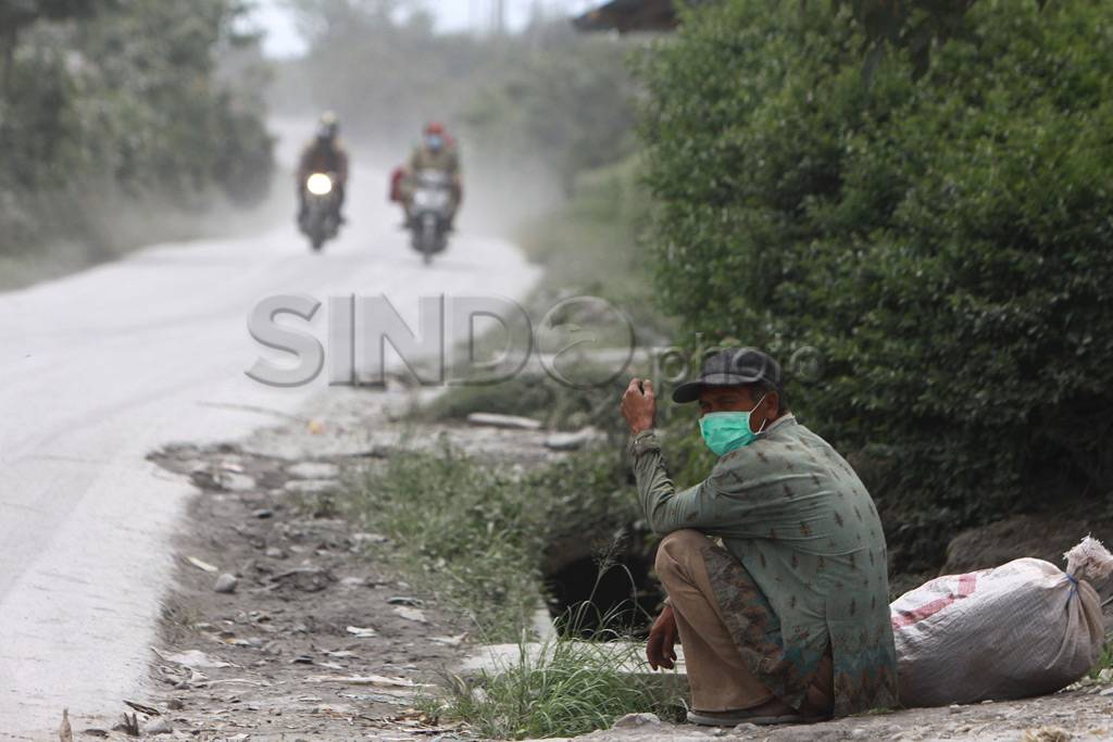 Gunung Sinabung meletus,...