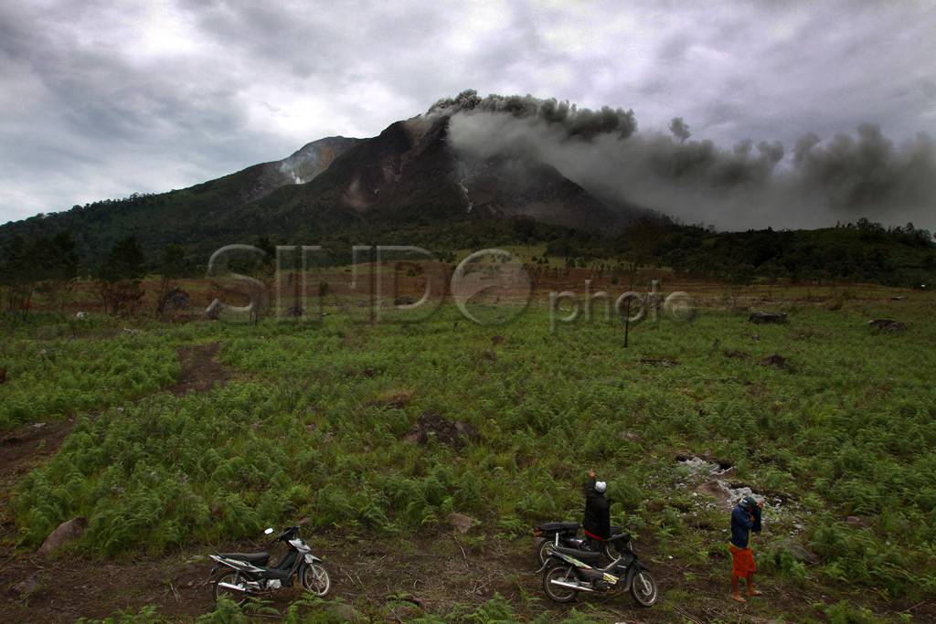 Gunung Sinabung meletus,...