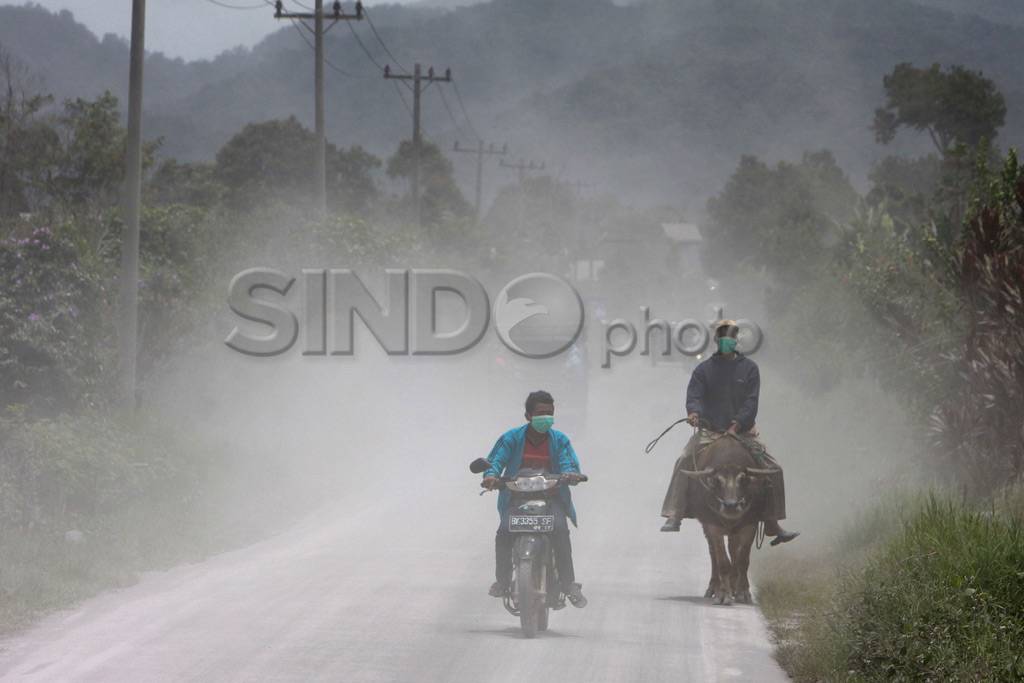 Gunung Sinabung meletus,...
