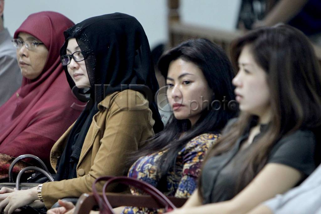 Saksi wanita-wanita...