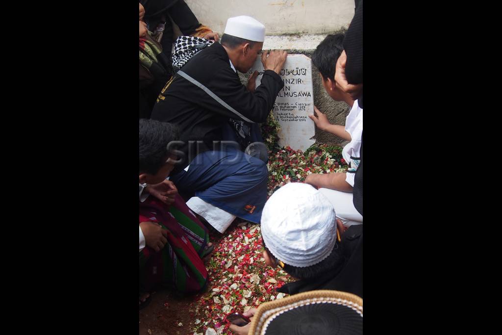 Peziarah padati makam...