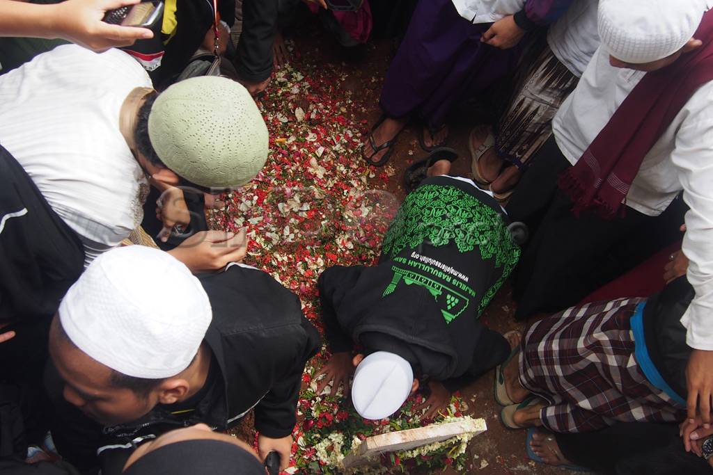Peziarah padati makam...