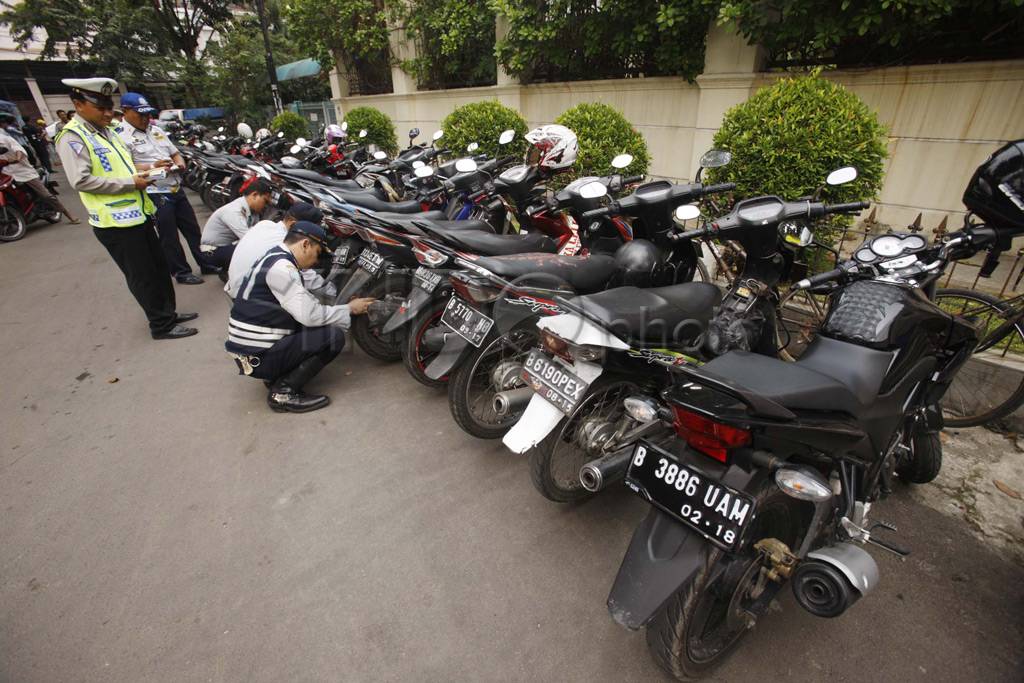 Parkir sembarangan,...