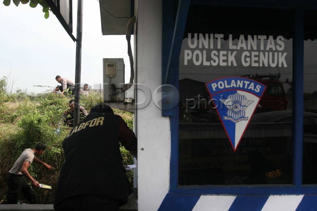 Polisi sisir lokasi...
