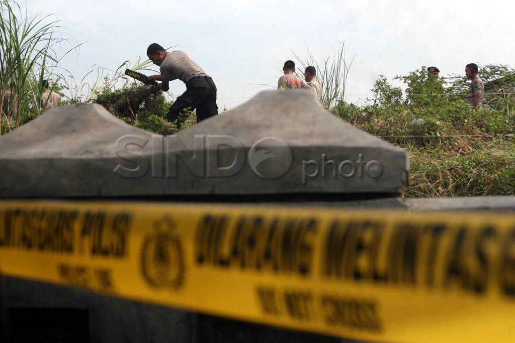 Polisi sisir lokasi...
