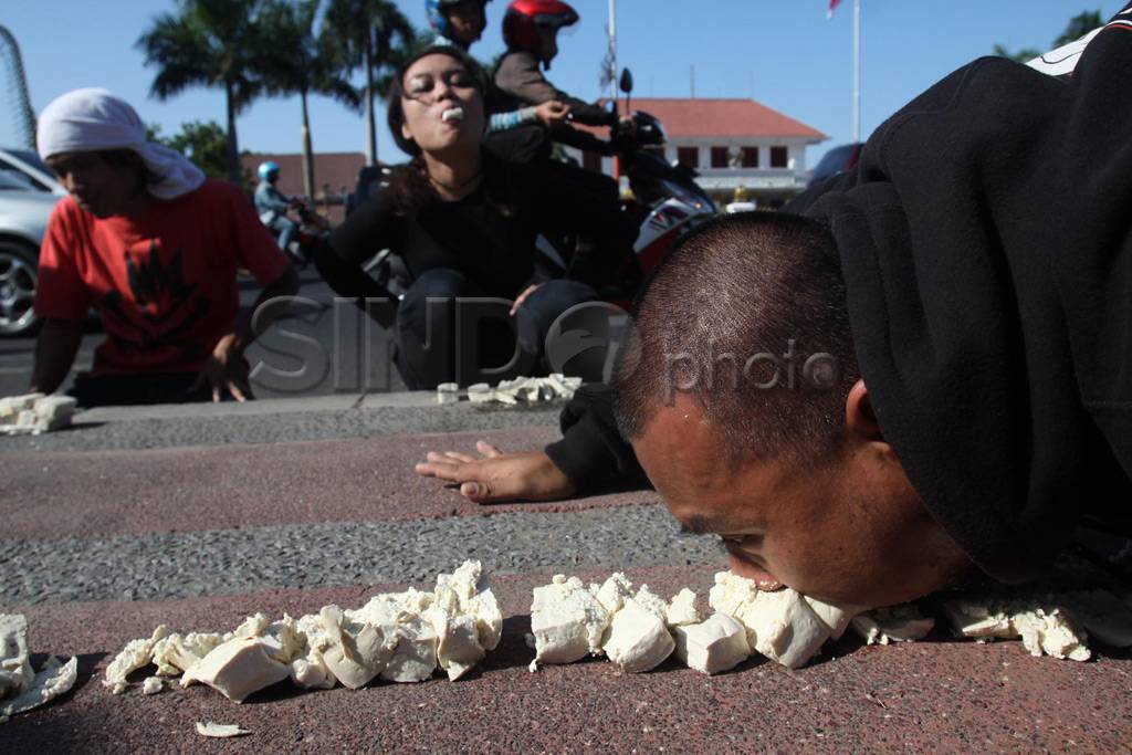 Makan tahu di trotoar