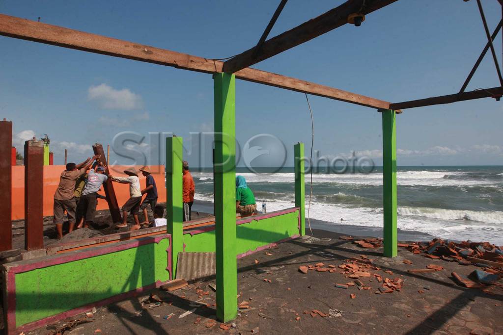 Abrasi pantai Depok,...
