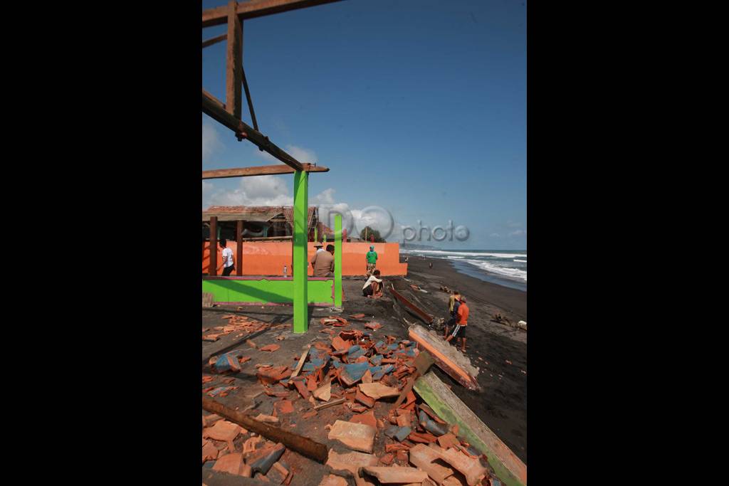 Abrasi pantai Depok,...