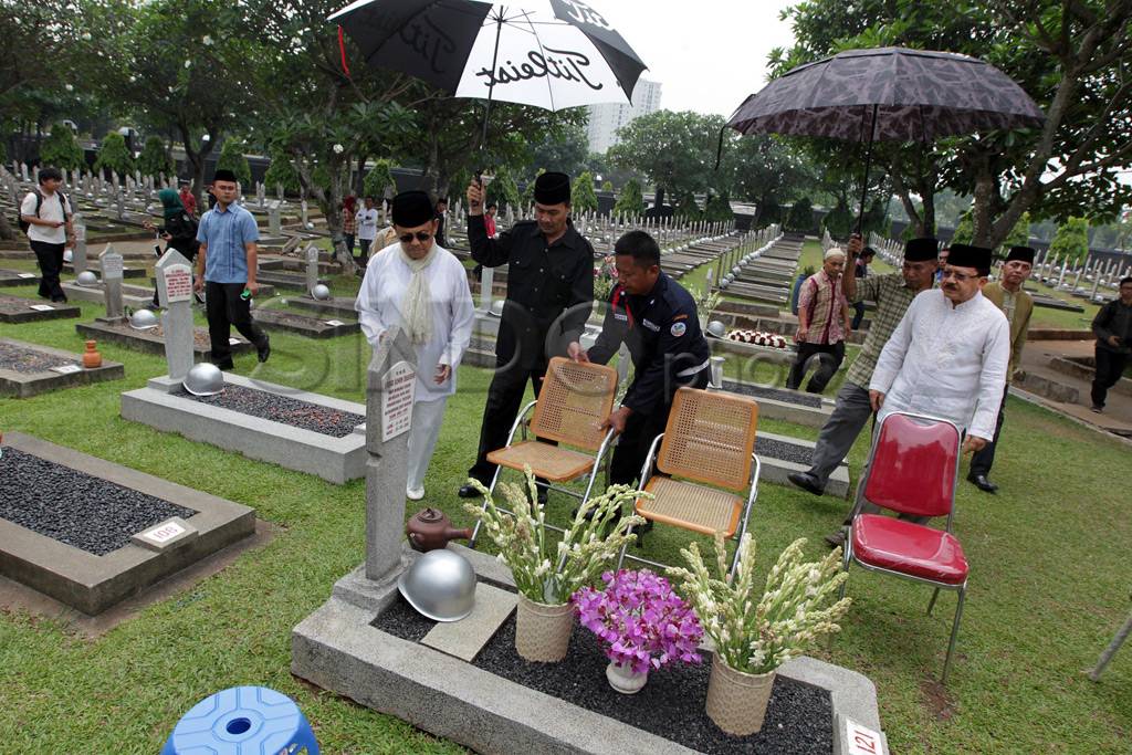 Foke ziarah makam Ainun...