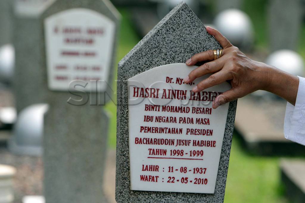 Foke ziarah makam Ainun...