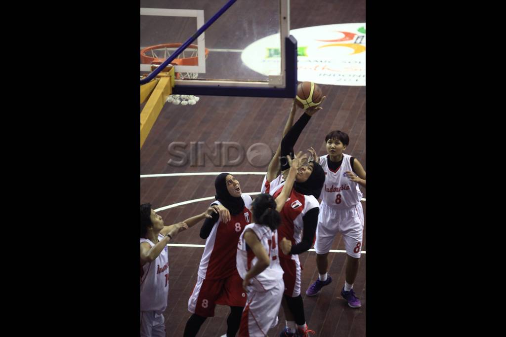 Tim basket putri raih...
