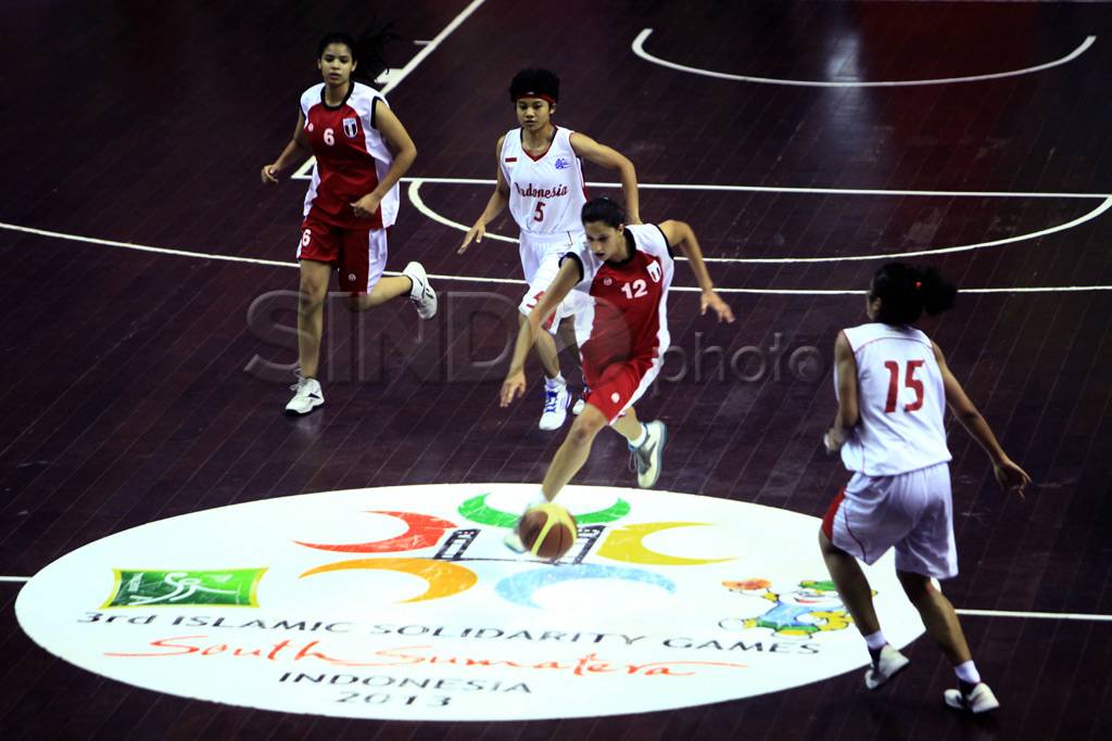 Tim basket putri raih...