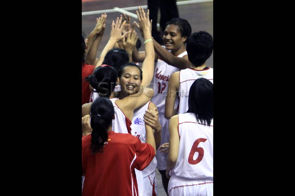 Tim basket putri raih...