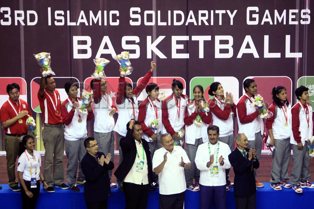 Tim basket putri raih...