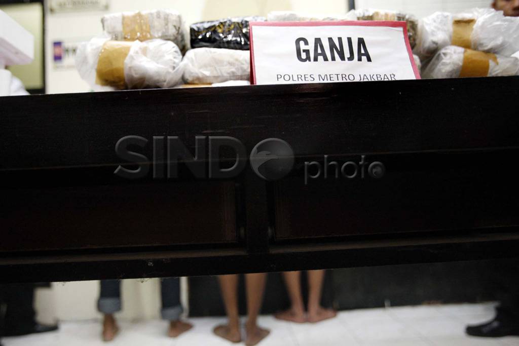Tiga tersangka bersama...