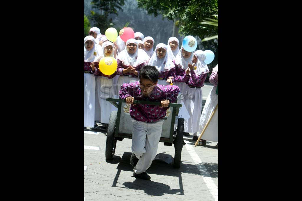 Lomba dorong gerobak...