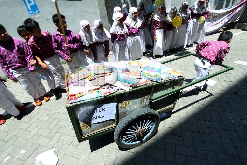 Lomba dorong gerobak...