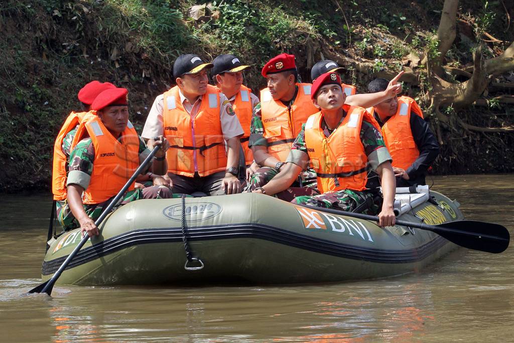Menhut susuri sungai...