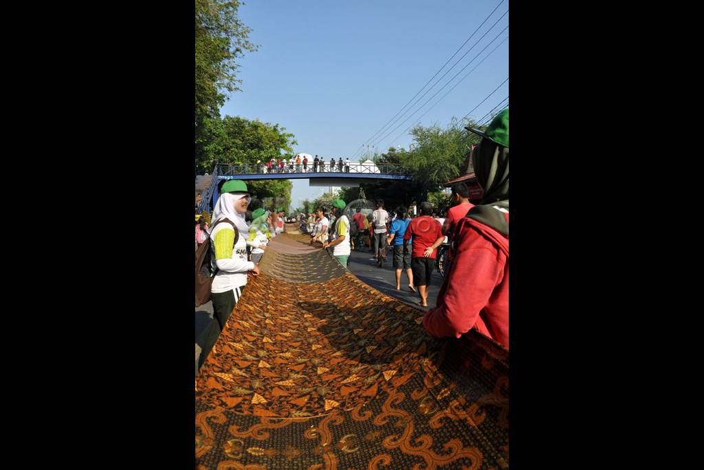 Batik terpanjang dibentangkan...