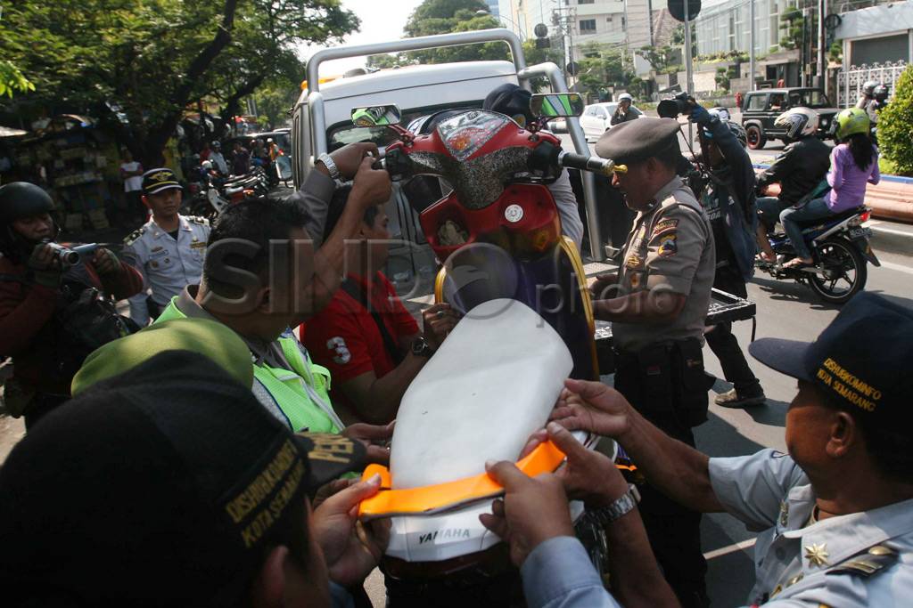 Parkir sembarangan,...