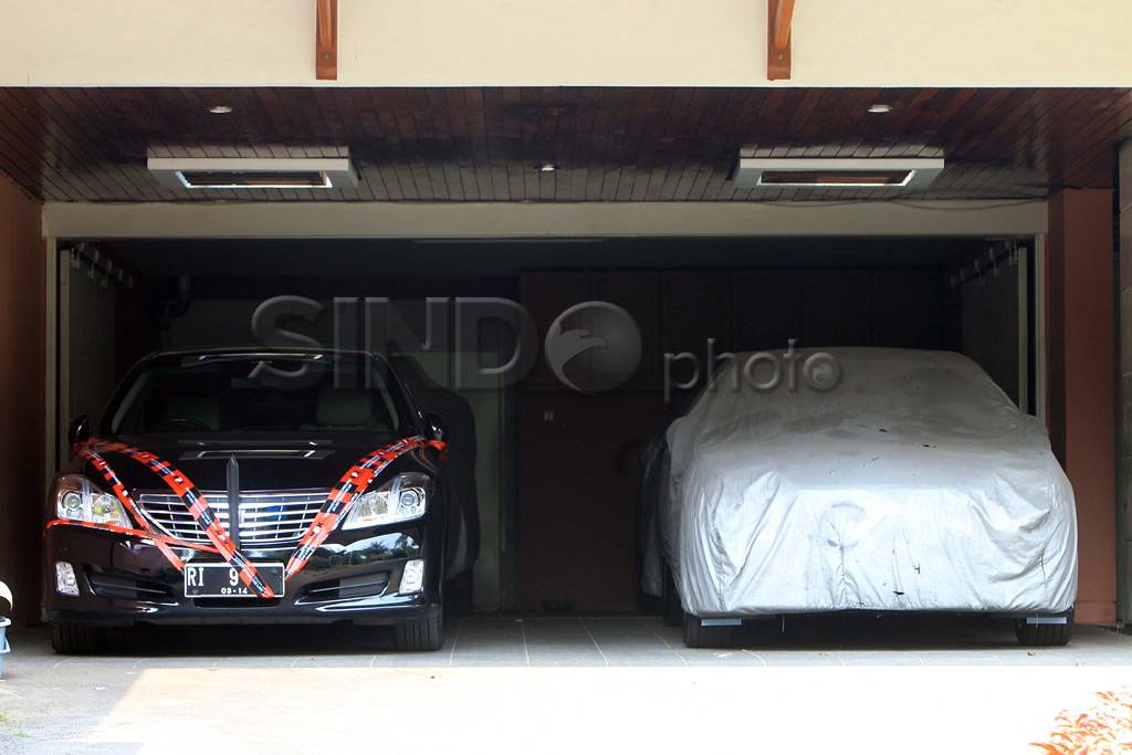 KPK segel mobil dinas...