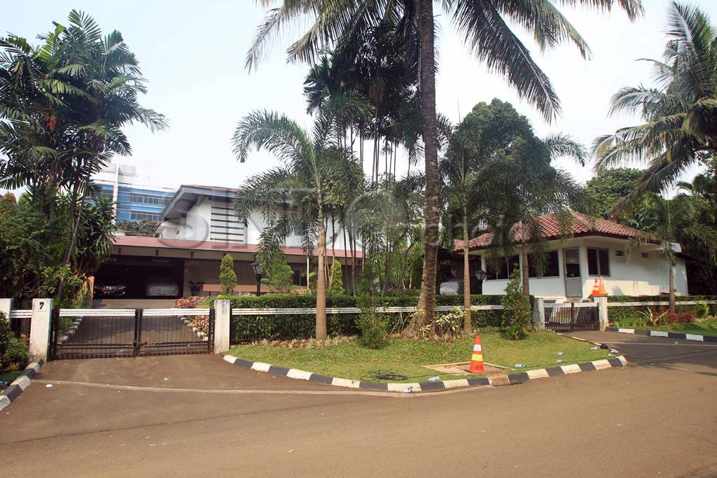 KPK segel mobil dinas...